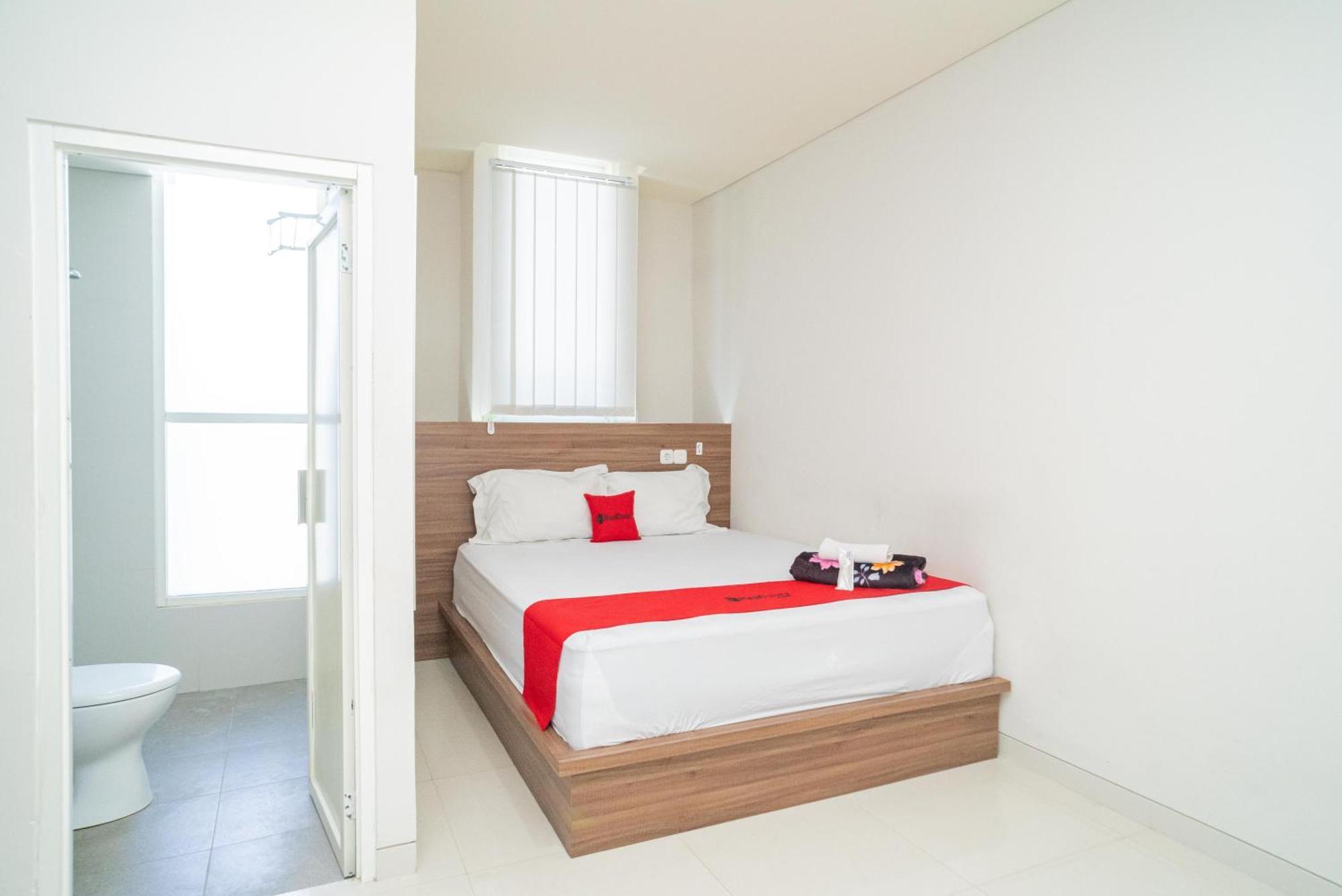 Reddoorz Plus @ Jalan Pemuda Timur Bojonegoro Exterior foto