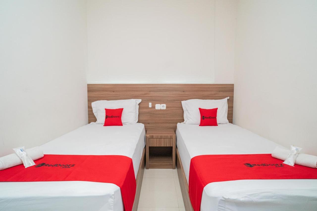 Reddoorz Plus @ Jalan Pemuda Timur Bojonegoro Exterior foto