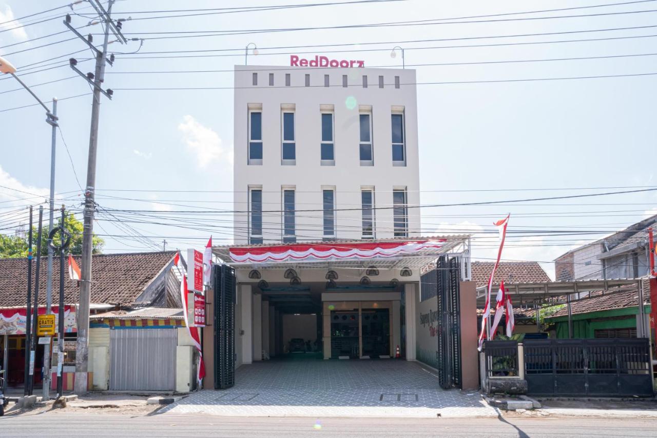 Reddoorz Plus @ Jalan Pemuda Timur Bojonegoro Exterior foto